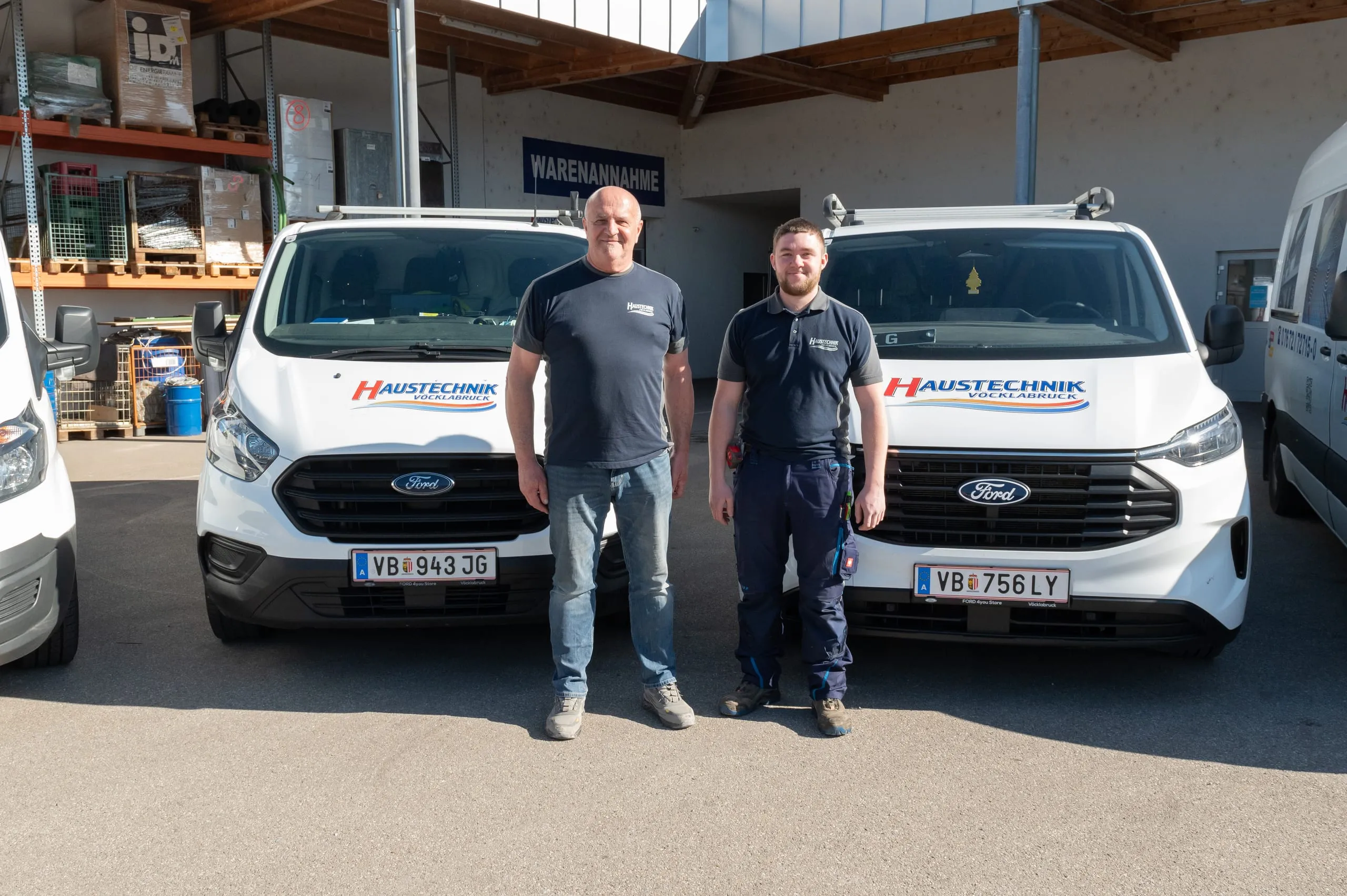 Serviceteam von Haustechnik Vöcklabruck vor den Einsatzfahrzeugen