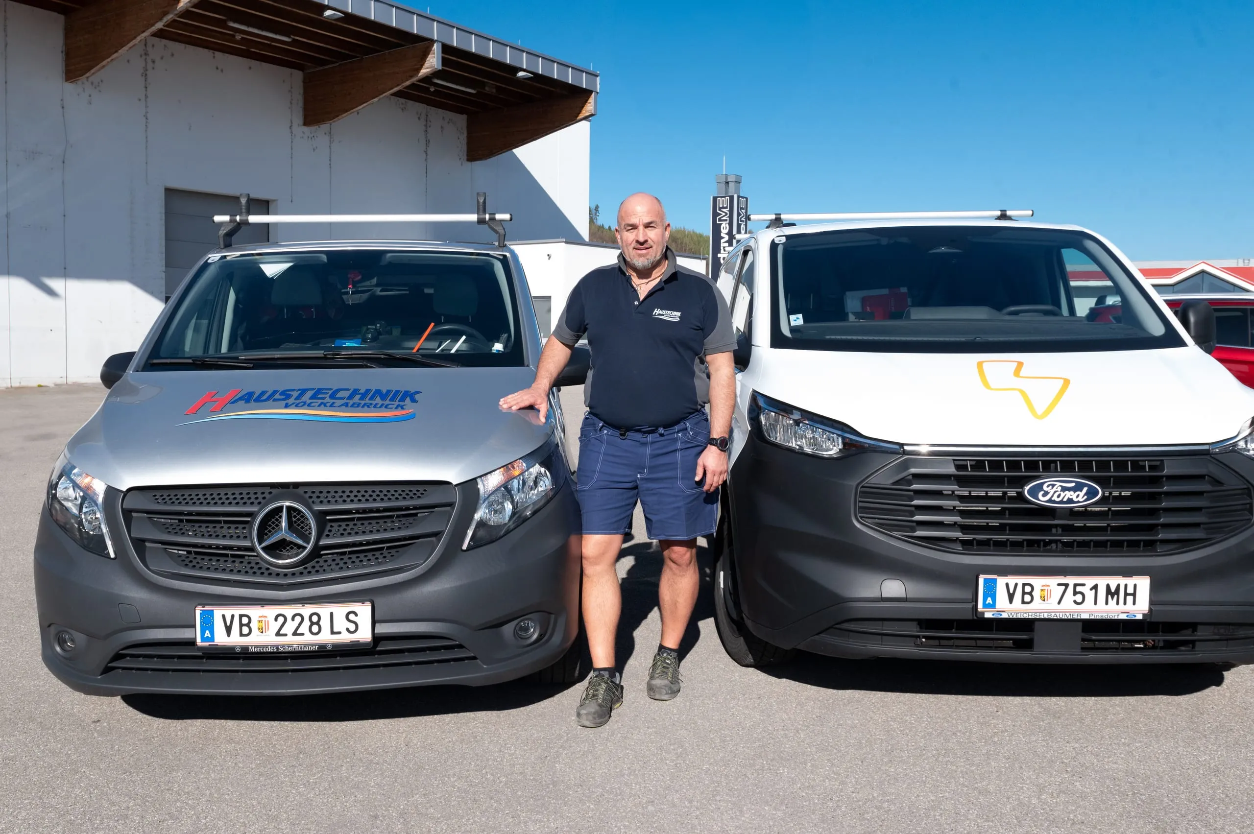 Montageteam von Haustechnik Vöcklabruck – Bauleitung und Partien – Bild 2 von 3