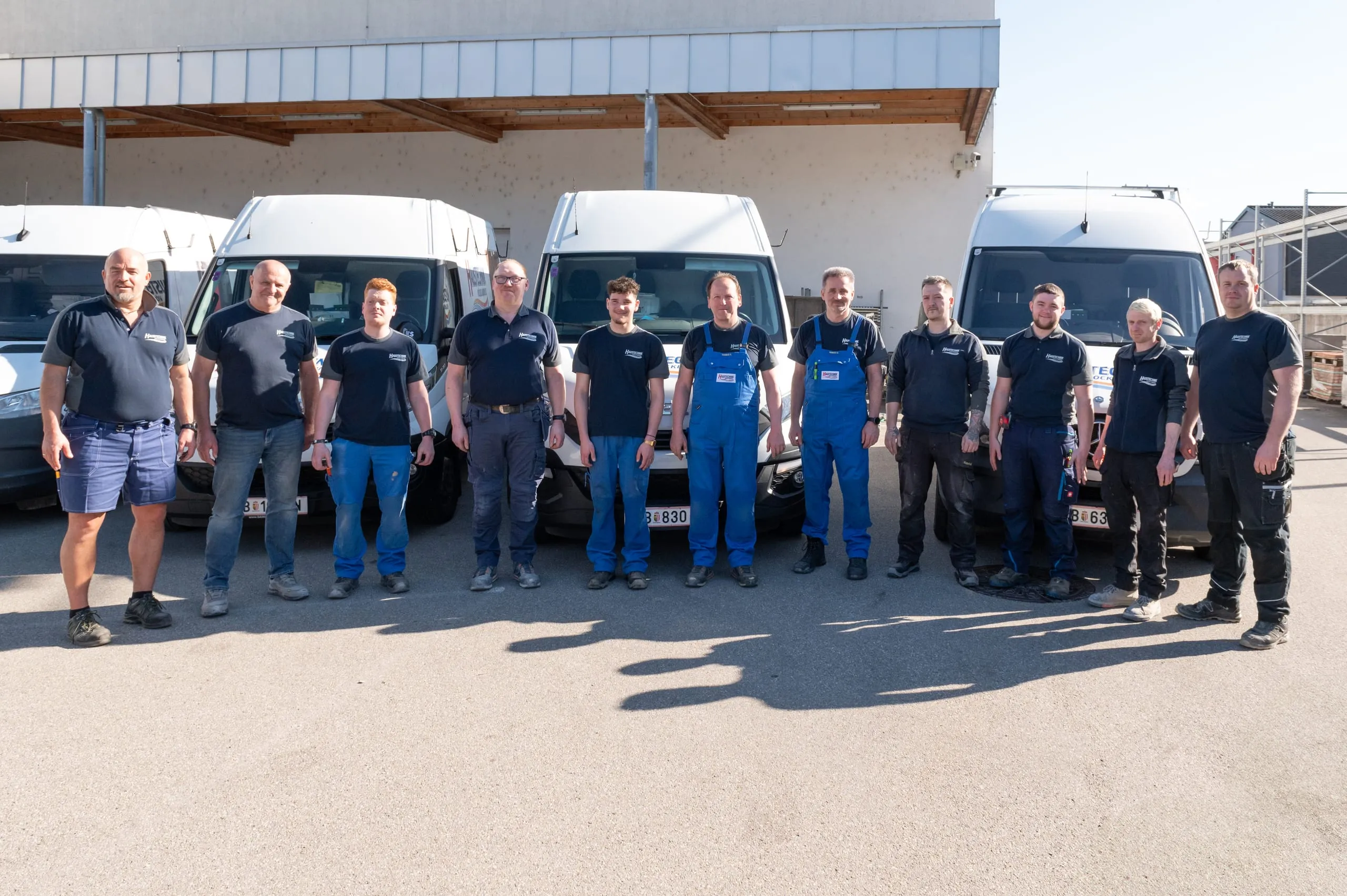 Montageteam von Haustechnik Vöcklabruck – Bauleitung und Partien – Bild 1 von 3